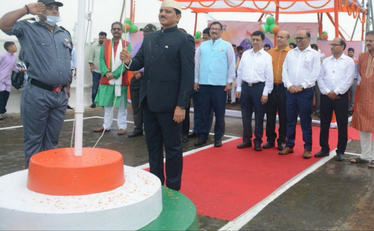 IOCL_BIHAR's tweet photo. Mr Vibhash Kumar, ED &amp; SH, BSO hoisted the National Flag on the occassion of 75th Indeoendence Day. He called for coming together to celebrate the biggest occassion for every Indian with a promise to protect  while celebrating #AzadiKaAmritMahotsav https://t.co/aaNWAACmUf