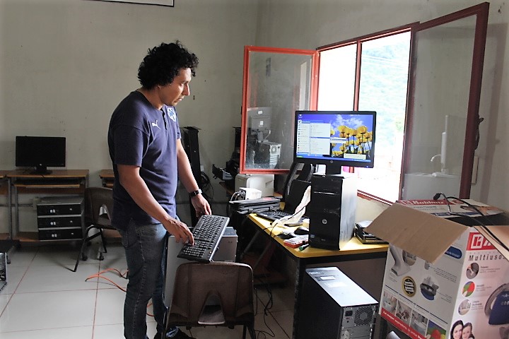 TierraVerdeNat1's tweet photo. Como parte del proyecto "Atención multisector sobre el #DAI enfocado al desarrollo sustentable en Montecristo de Guerrero, Chiapas" se contempló la revisión y mantenimiento de equipos de cómputo con los que la comunidad Puerto Rico contaba #INAI #PROSEDE22 #PROSEDE https://t.co/OVnS40clty