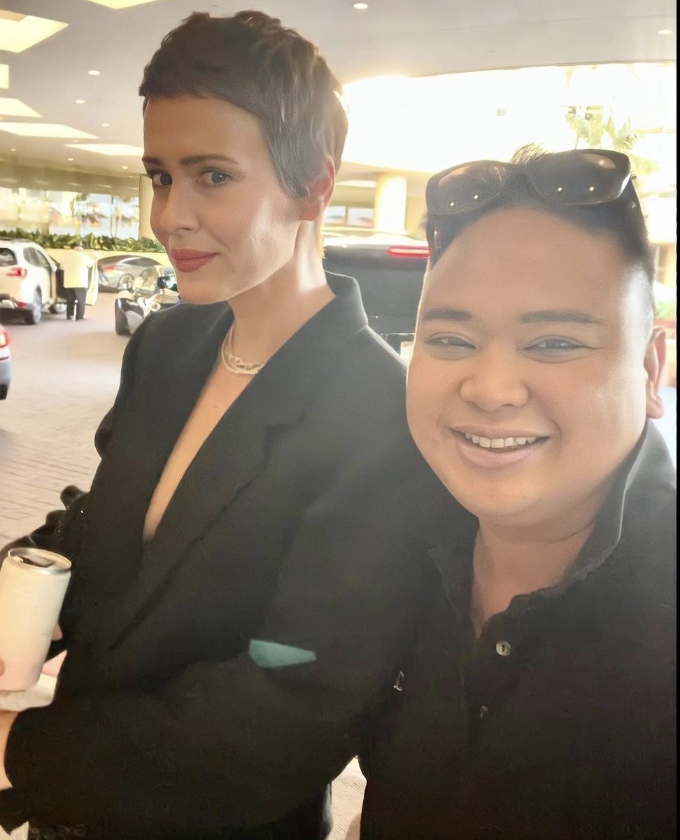 sarahpaulsbean's tweet photo. sarah paulson with a fan last saturday when she attended the hca tv awards<3 https://t.co/02YjtgVftV