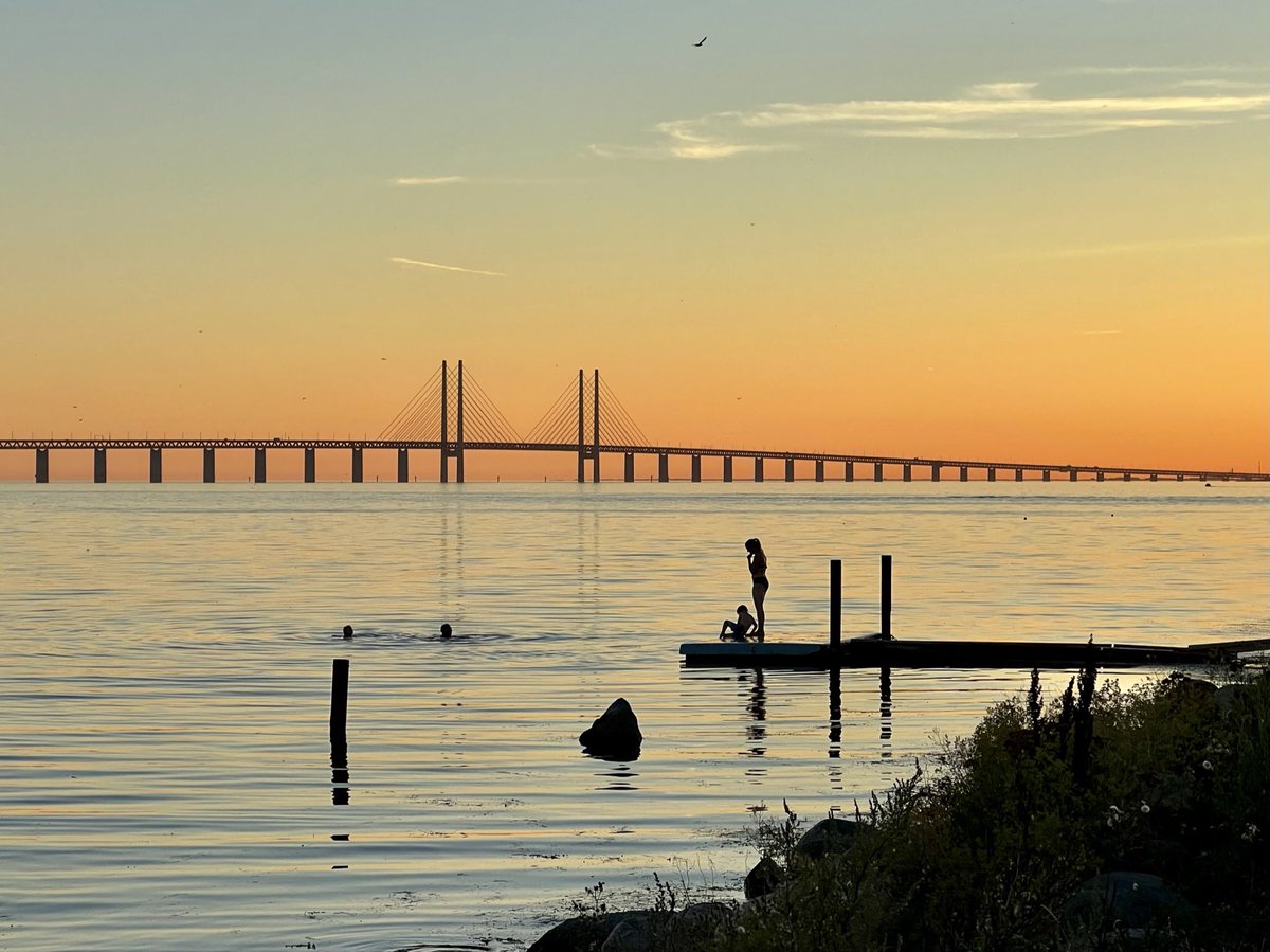 Ralph64twitt's tweet photo. I #malmö är #havet #öresundsbron och #solnedgången alltid nära. https://t.co/1PJVn3vPgG