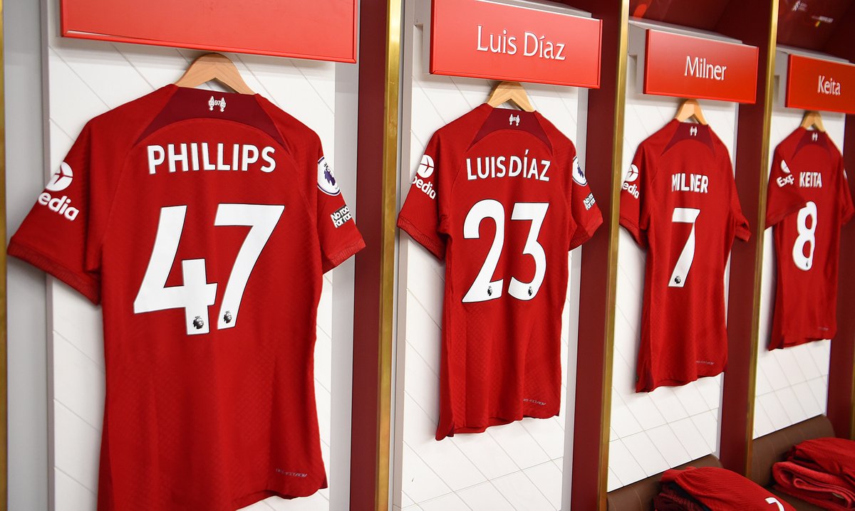 LFC's tweet photo. Taking a look around our dressing room 👀

#LIVCRY https://t.co/RSp1GeYUy1