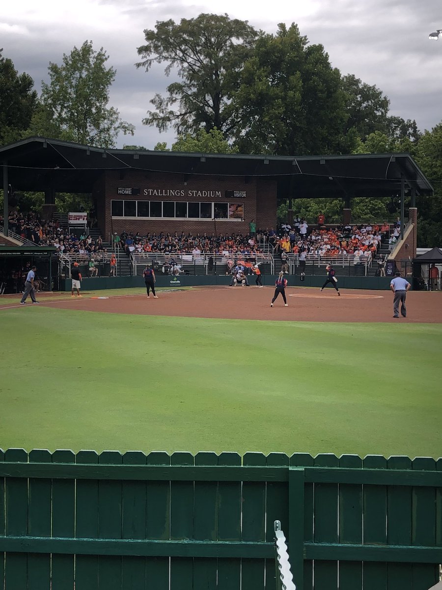 amyvenuto's tweet photo. Extra innings at the Little League Softball World Series here in Greenville, NC. Reminds me a little of the old CRWS days. #WorldSerious https://t.co/JdYqJSwL5m