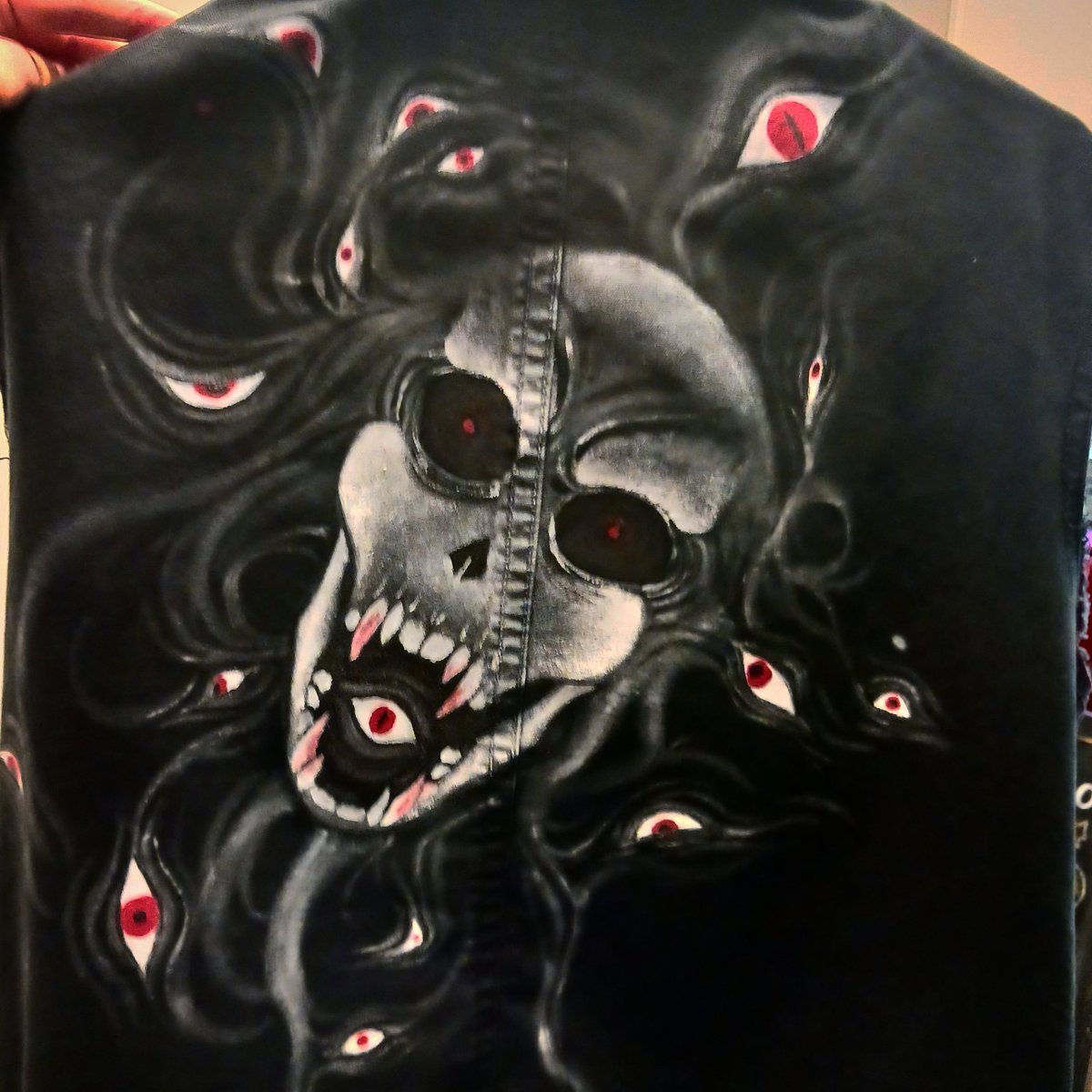 RoboUshi's tweet photo. So I started painting clothes, thinking about making this a big part of my life. Todo custom painted clothes.  #customclothes #painting #paintedclothes #artist #ArtistOnTwitter #custom #startupartist #goth #skulls #jackets https://t.co/AIC6pWJc3R