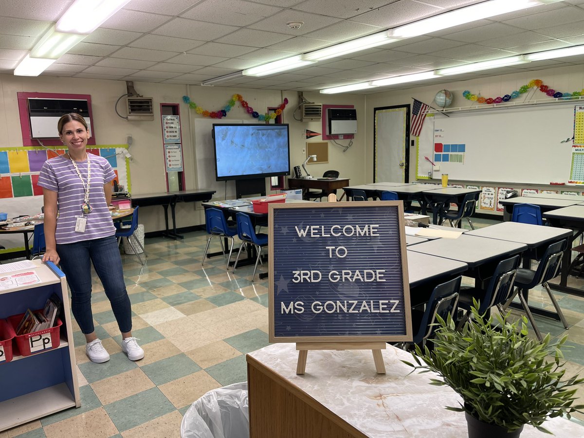 HelmsDLSchool's tweet photo. 🍎This week teachers are preparing classrooms &amp; compiling professional development sessions!

🍎¡Esta semana los maestros están preparando las aulas y recopilando sesiones de desarrollo profesional!

#BackToSchool https://t.co/lFupr6SJdA