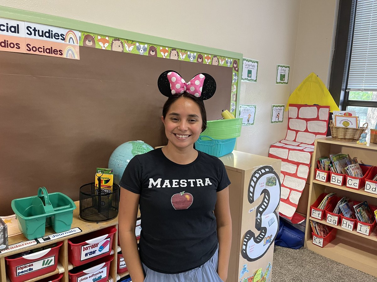 HelmsDLSchool's tweet photo. 🍎This week teachers are preparing classrooms &amp; compiling professional development sessions!

🍎¡Esta semana los maestros están preparando las aulas y recopilando sesiones de desarrollo profesional!

#BackToSchool https://t.co/lFupr6SJdA