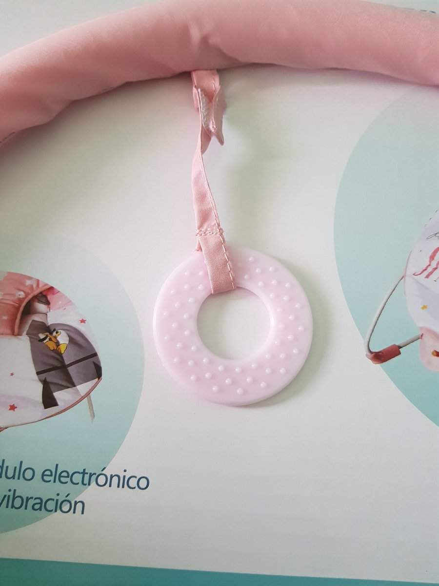 FariavaJ's tweet photo. @FalabellaAyuda acabo de retirar una silla nido la cual se supone trae 2 divertidos juguetes los cuales no están. Trae solo un circulo plástico y falta el otro. Que se hace en este caso? Adjunto imágenes con lo que debe traer y lo que realmente trae. https://t.co/kOhdS6CEaN