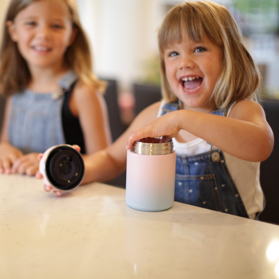 simplemodernco's tweet photo. Snack time, but make it stylish. 😌 Our Food Jars are perfect to hold everyone's favorite snacks, hot or cold. Send your kid to school with their favorite snack, kept save in their favorite design. #shopsimplemodern #takeuswithyou #foodjar https://t.co/1TQs2vRNO3