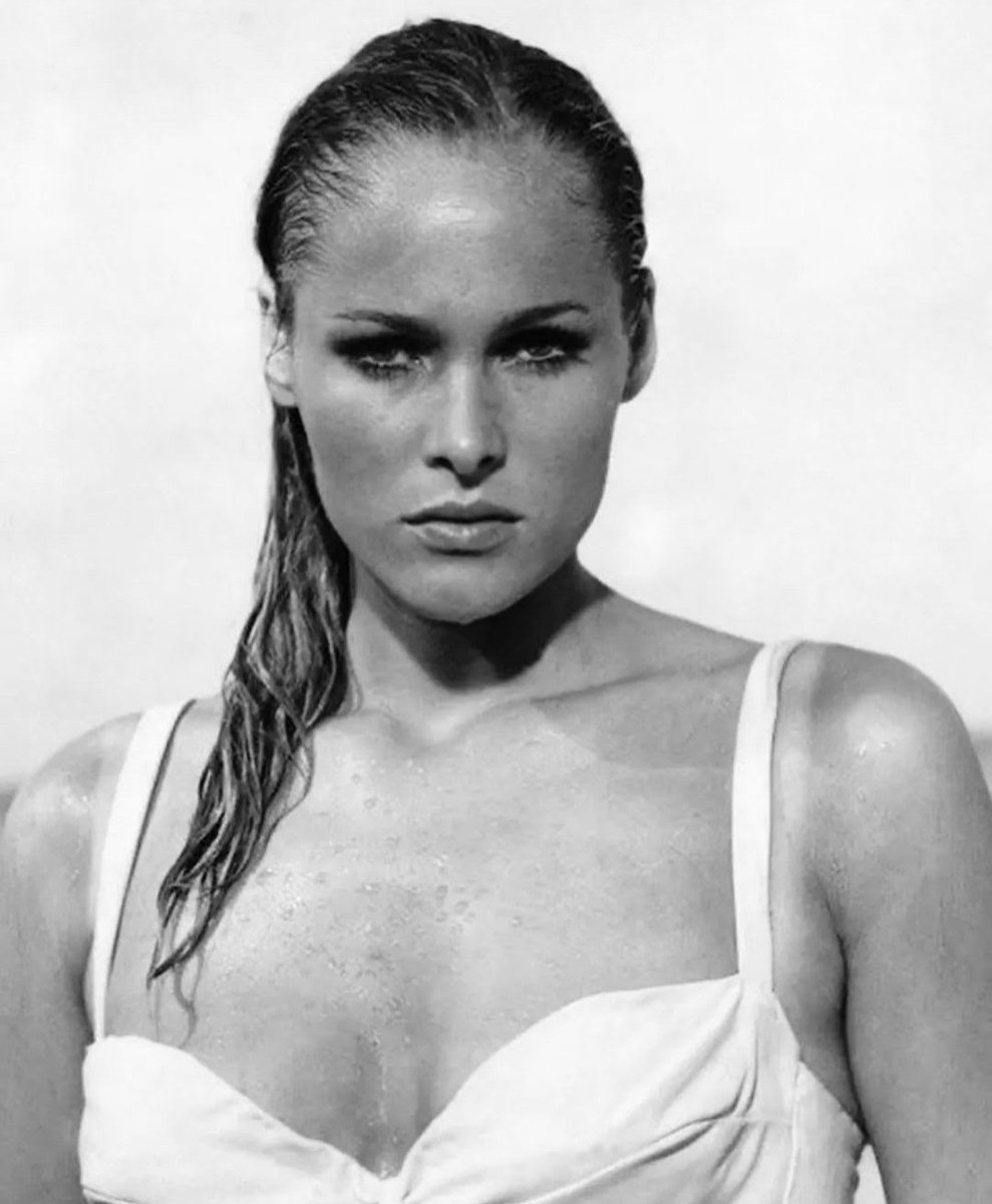 JuanmadelaPoza's tweet photo. La escultural #UrsulaAndress se convirtió en una estrella al protagonizar la primera #Película de #JamesBond, #Agente007ContraElDoctorNo (1962), de #TerenceYoung. Una espectacular salida del mar vestida con un bikini blanco hicieron de ella la más famosa #ChicaBond de la saga. https://t.co/7BBhohooXt