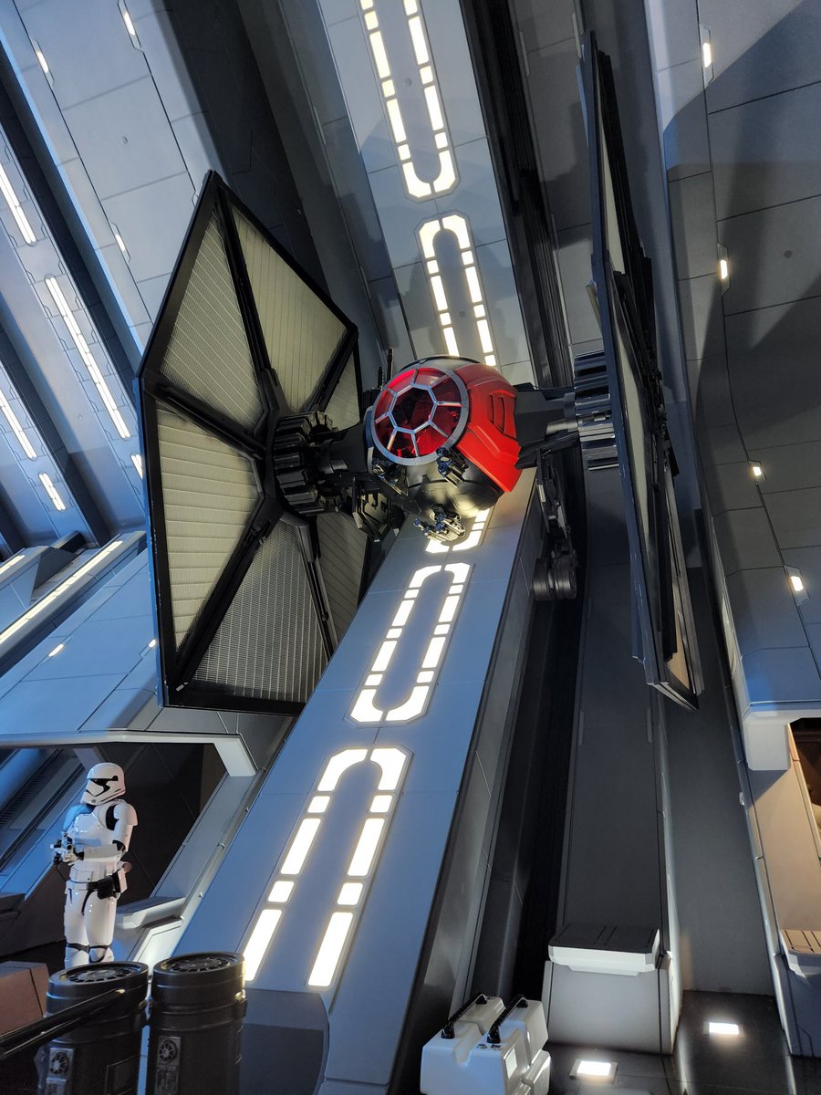 NerfherderSteve's tweet photo. Yea, kinda saved everyone from the First Order...I'm a big deal.
#DumpyDoesDisney
@WaltDisneyWorld @100soft https://t.co/XNTJpkzFFe