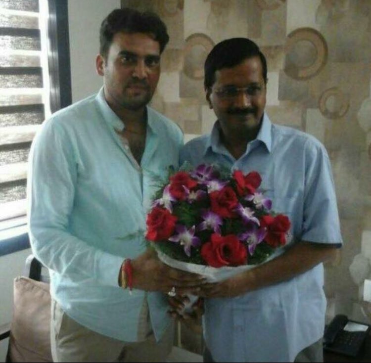 aapbajrang's tweet photo. कितने भी संघर्ष हो , हर्ष लिए निष्कर्ष हो , जितने मैंने साँस लिए है , उतने आपके वर्ष हो । 
लाखों लोगों के प्रेरणा स्त्रोत माननीय मुख्यमंत्री श्री @ArvindKejriwal जी को जन्मदिन  की बहुत बहुत शुभकामनायें https://t.co/7gS4pq1gmw