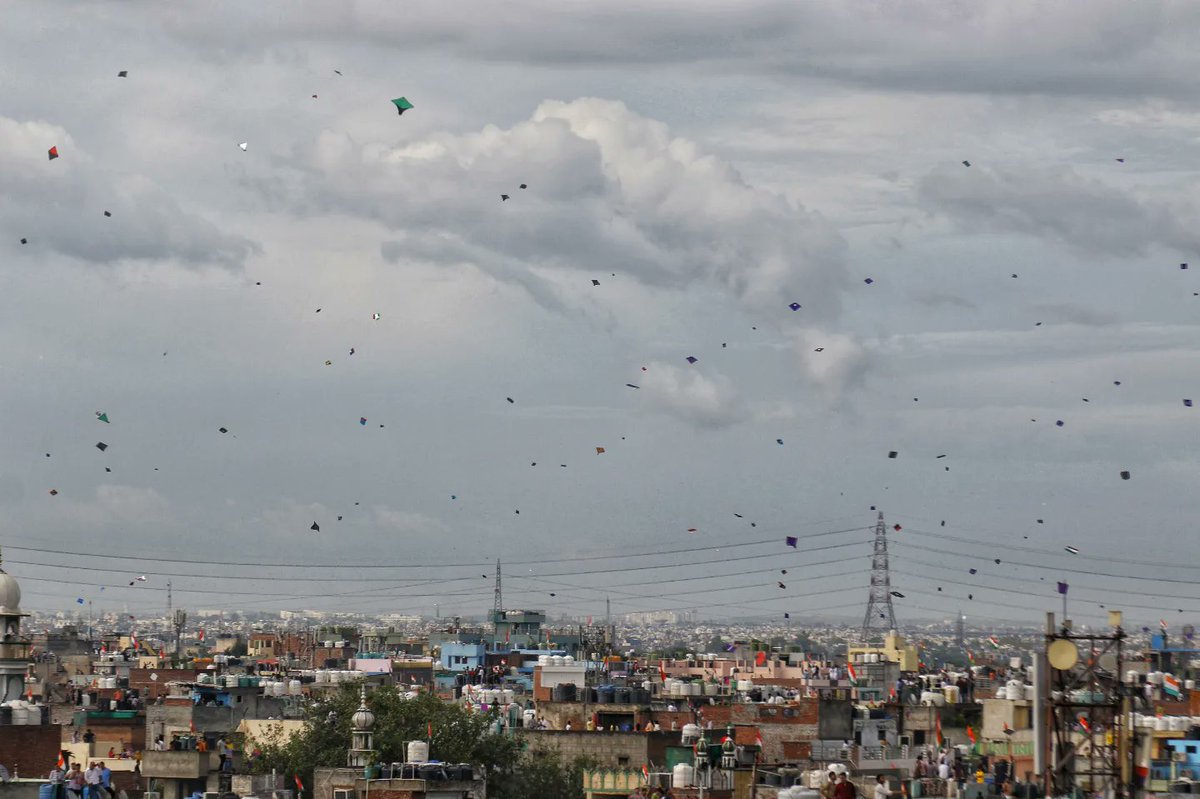 WasimSarvar's tweet photo. Delhiites fly kites to celebrate 76th Independence day at Old Delhi on Monday August 15, 2022.#IndependenceDay #delhiites #flykites #Celebration https://t.co/S2WBSIljvW