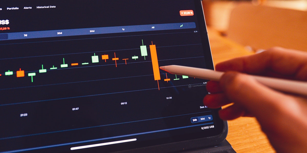 SearchioHQ's tweet photo. The economy is tough right now, but that doesn’t mean your retail business has to be left to chance.  Here are 8 data-driven techniques to drive revenue on your #ecommerce site.  https://t.co/NwaqCMjzpR #smartersearch https://t.co/wgMXurYyIU