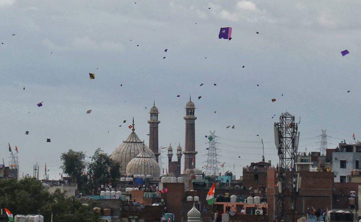 WasimSarvar's tweet photo. Delhiites fly kites to celebrate 76th Independence day at Old Delhi on Monday August 15, 2022.#IndependenceDay #delhiites #flykites #Celebration https://t.co/S2WBSIljvW