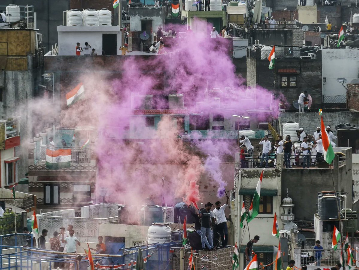 WasimSarvar's tweet photo. Delhiites fly kites to celebrate 76th Independence day at Old Delhi on Monday August 15, 2022.#IndependenceDay #delhiites #flykites #Celebration https://t.co/S2WBSIljvW