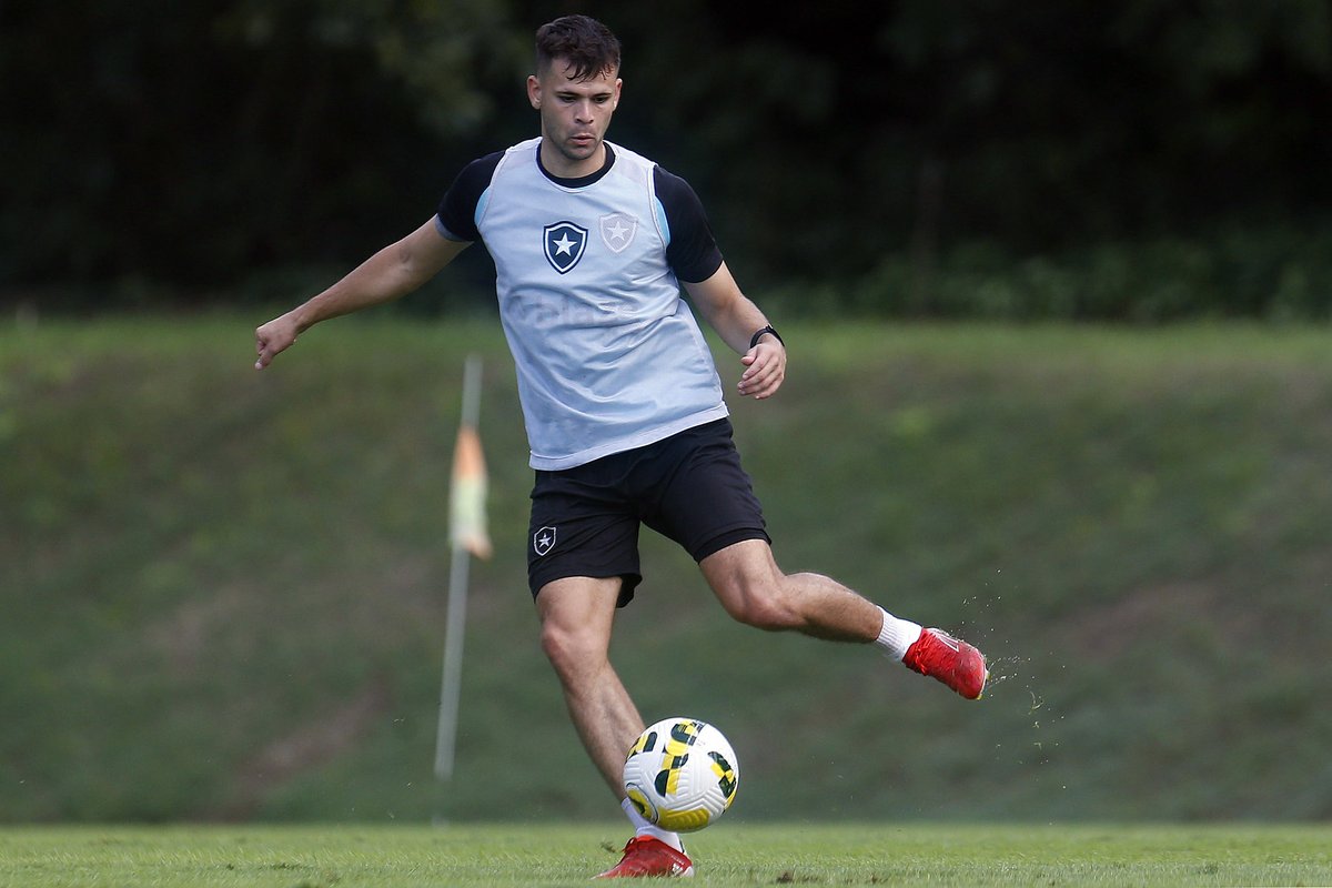 sergiostn_'s tweet photo. Explicando: hoje o Botafogo folgou. As fotos do Jacob Montes divulgadas pelo clube são antigas e foram liberadas porque ele foi anunciado oficialmente. Ele já vem treinando há mais de um mês. Equipe inicia preparação pro jogo contra o Juventude amanhã. #lanceBOT

📸Vítor Silva https://t.co/AZ8w7NcrWM