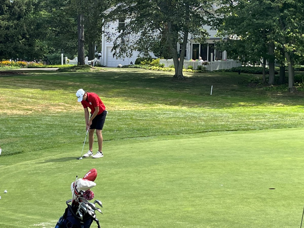 grizzlyboysgolf's tweet photo. That’s @jmoore_036 &amp; Mr. Moore… as the sign says- he made that putt to save par… https://t.co/Na3sy3Uy32