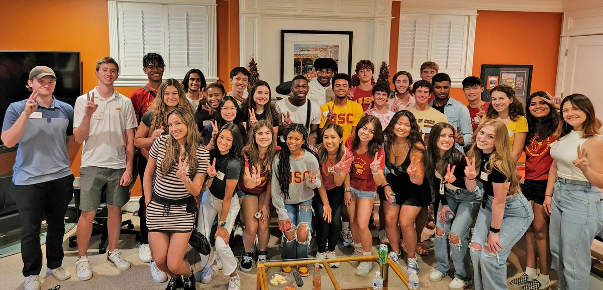 CarolLFolt's tweet photo. Thanks to all of the @USCAlumni who hosted the newest members of our #TrojanFamily this summer. #SCendOff is such a great tradition. Fight On! https://t.co/I0GEpIBOp1