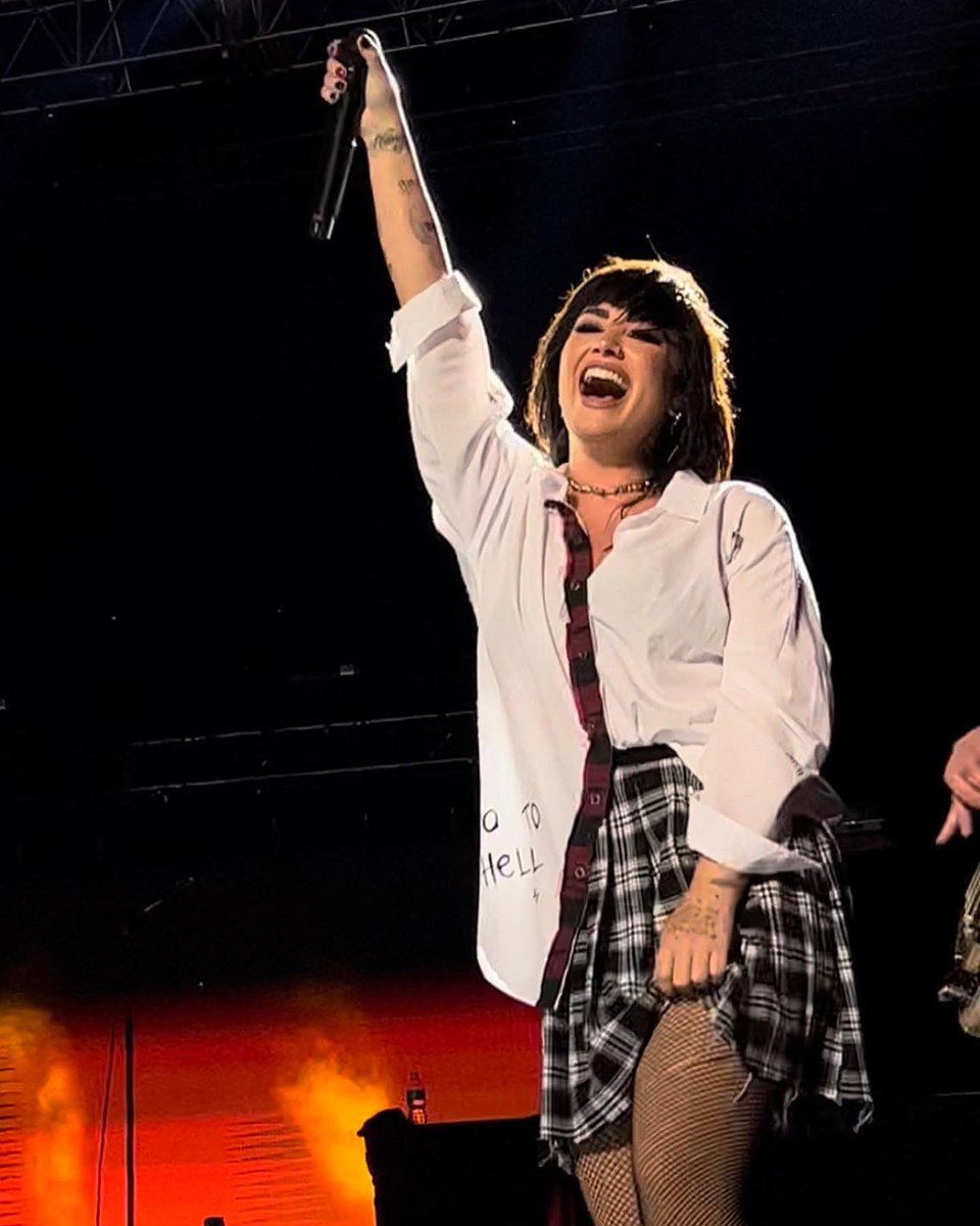 demzboobstho's tweet photo. I can’t describe how happy this makes me. Seeing them genuinely smile and have happiness in those moments means everything to me. I’m so proud of you!😭🤧❤️ @ddlovato  #HolyFvckTour #WelcomeBackDemi 🤘🎸 https://t.co/2LGizkDMDT