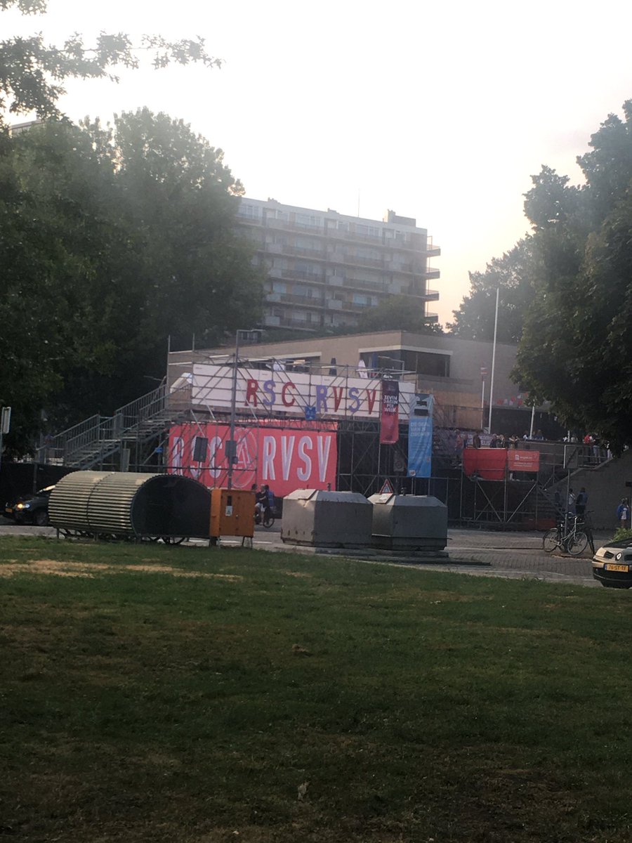 STOK85608303's tweet photo. Eerste dag Eurekaweek #rscrvsv Helaas nu aantal decibels al ver boven vergund niveau. En door hele wijk lege flesjes en blikjes op straat. @HandhavingN_010 help! @vincentkar https://t.co/6qTepqJ8AS
