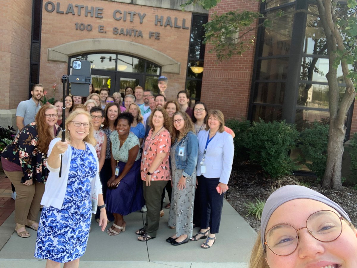 MARCKCMetro's tweet photo. We crashed @CityofOlatheKS staff selfie. Asst. City Manager Susan Sherman on their selfie stick @QMarieCole on ours.
#CityHallSelfie @ELGL50 #50Forward https://t.co/D7cjLpDEe4