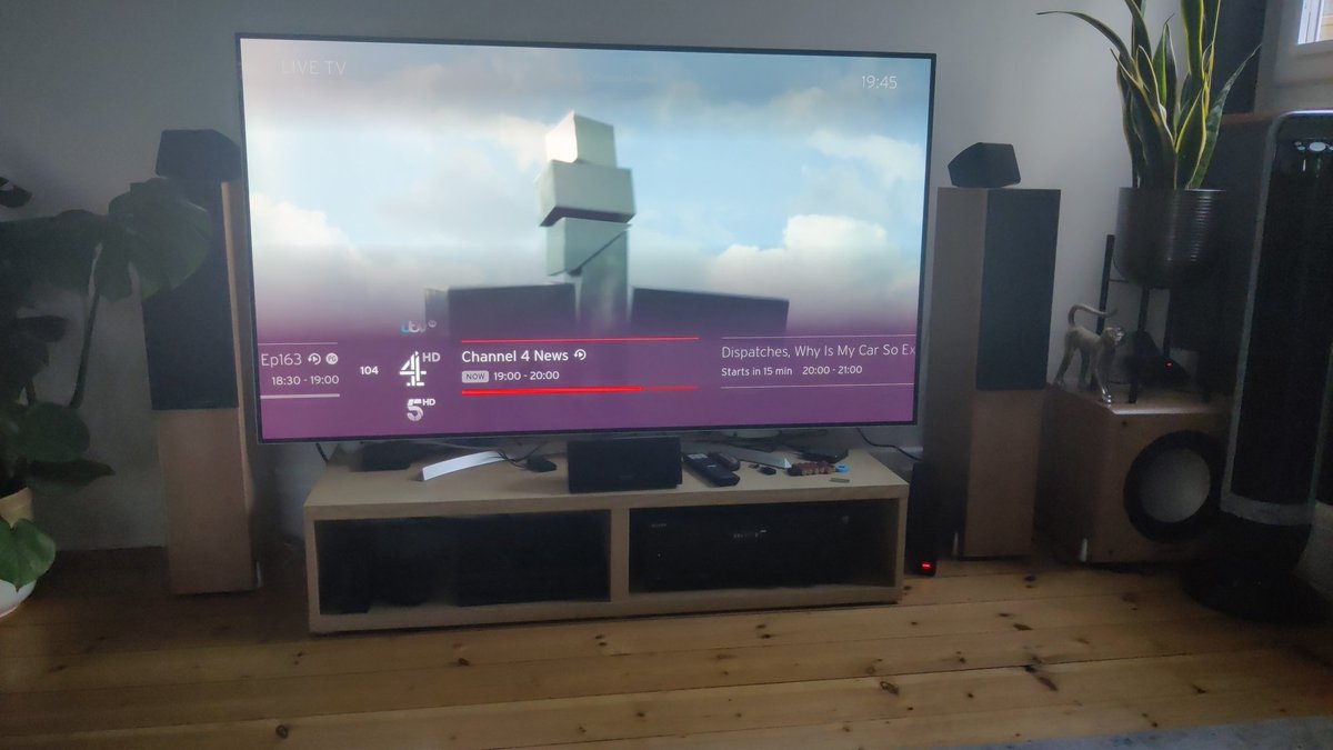 mrsmonkeybird's tweet photo. @4Viewers your live stream on @virginmedia streambox is frozen on the 4 logo for both live and watch from start. Any ideas when it will be fixed? https://t.co/y1vVfb7jtz
