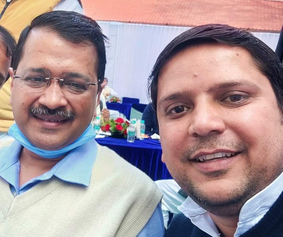 AnkushAAP's tweet photo. भारतीय राजनीति को नई दिशा देने वाले हमारे प्रेरणास्रोत @AamAadmiParty के राष्ट्रीय संयोजक, दिल्ली के लोकप्रिय मुख्यमंत्री श्री @ArvindKejriwal जी को जन्मदिन की हार्दिक शुभकामनाएँ।

दुआ करो कि सलामत रहे इनकी हिम्मत
ये इक चराग़ कई आँधियों पे भारी है ! https://t.co/CvNcTVoedv