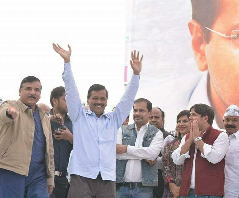AnkushAAP's tweet photo. भारतीय राजनीति को नई दिशा देने वाले हमारे प्रेरणास्रोत @AamAadmiParty के राष्ट्रीय संयोजक, दिल्ली के लोकप्रिय मुख्यमंत्री श्री @ArvindKejriwal जी को जन्मदिन की हार्दिक शुभकामनाएँ।

दुआ करो कि सलामत रहे इनकी हिम्मत
ये इक चराग़ कई आँधियों पे भारी है ! https://t.co/CvNcTVoedv