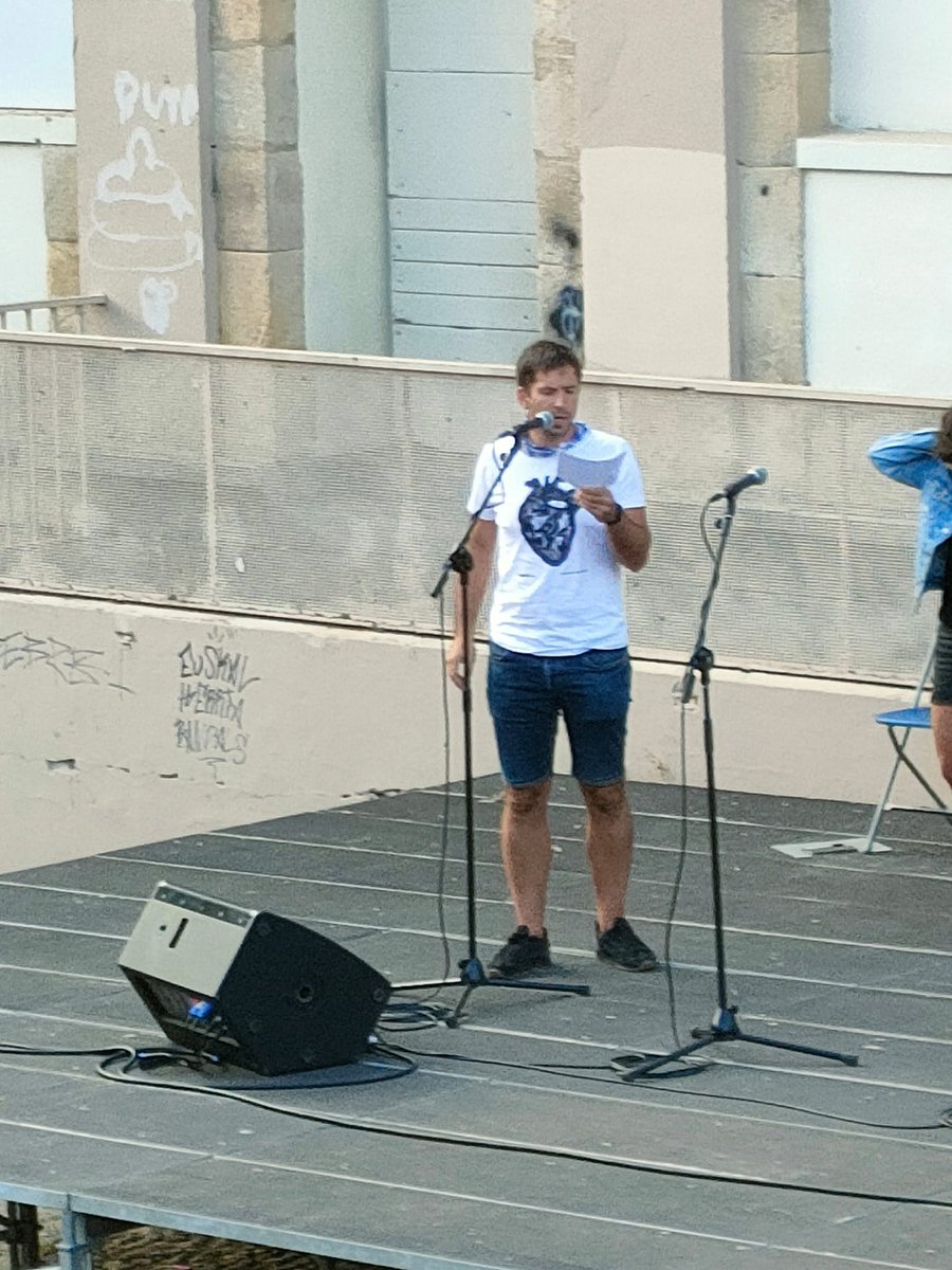 Ustixa's tweet photo. Nik be hartu dot #gernika kamiseta. Eskerrik asko @Zorrotzz  eta @maitaneazurmend https://t.co/eJgDvUgoxW