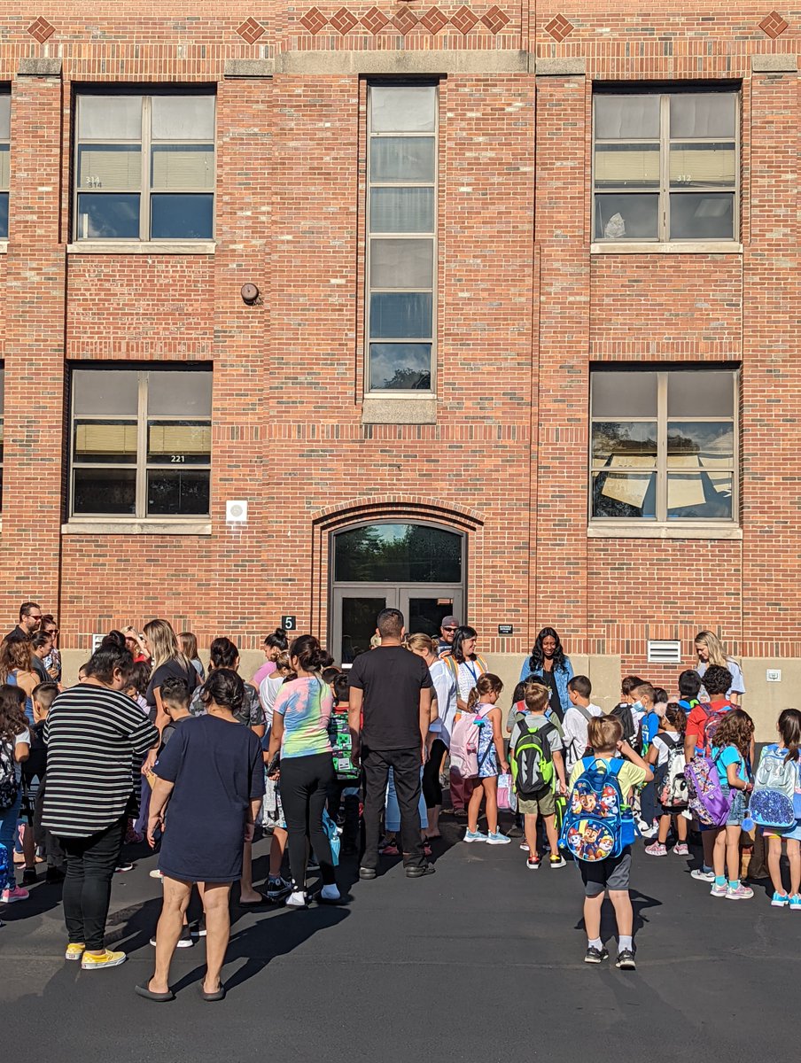 62schools's tweet photo. It's been a great day here in District 62 as we welcomed back our first through eighth grade students to our 10-month schools. We love your energy and are excited for one outstanding school year. #62learns #62united https://t.co/91O0Us5ZqB