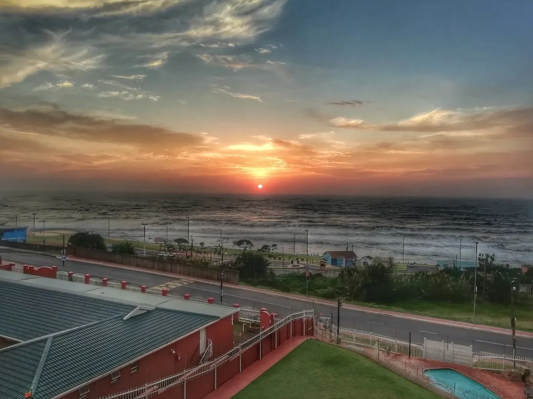 Shaunn84's tweet photo. Beautiful sunset #sunsetphotography #sunset #night #photooftheday #picoftheday #travelphotography #WAVES https://t.co/iGbmS7iXF3