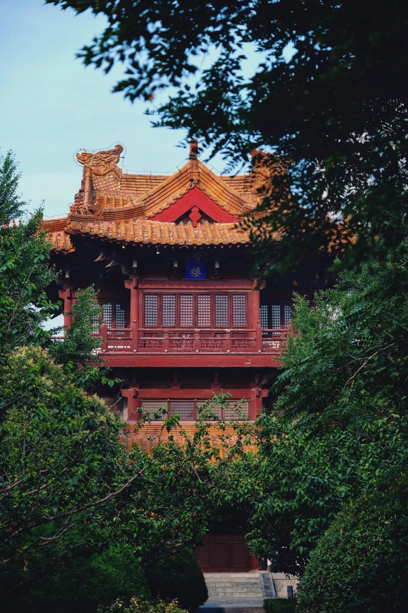 ExploreJiangsu's tweet photo. #YellowTower(黄楼) is one of #Xuzhou's five most famous towers, dating back over 900 years😎. It was built to commemorate a victory in which the #SongDynasty scholar Su Shi personally led the local soldiers&amp;civilians in diverting disastrous floods that besieged Xuzhou in 1077 AD. https://t.co/KjEmW76CMH