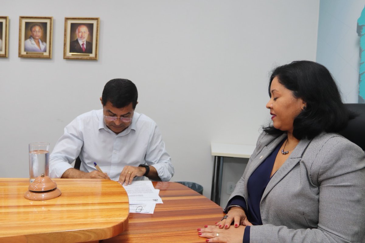 Davidson65's tweet photo. Assinei hoje o termo de cooperação entre a Setre e a @OficialUNEB para implantação de posto do SineBahia no campus da universidade, no bairro do Cabula. O posto vai atender trabalhadores e estudantes.
@kadinebarbara
@sinebahiaoficial #SetreBa #Uneb #trabalho #mercadodetrabalho https://t.co/AEvAIIB2FS