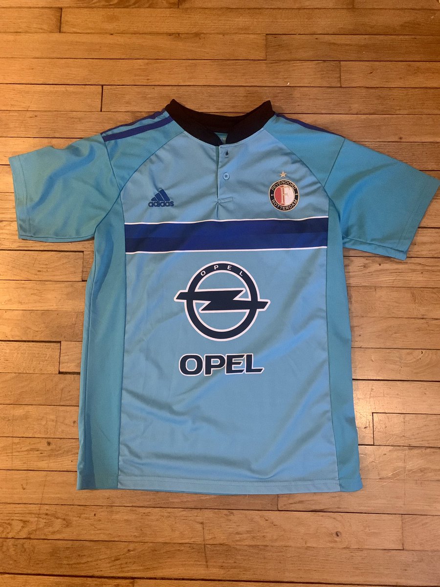 AntoineRosanero's tweet photo. [CONCOURS 15 AOÛT]

Tenez vous bien ! Car avec @lexotalk on vous fait gagner ce banger de 2016/2017 en taille M du @Feyenoord 
Pour cela il suffit de nous follow @lexotalk et @AntoineRosanero et de retweeter ce concours !

Résultats le 21/08 😎⚽️ 
Bonne chance à toutes et tous 🍀 https://t.co/ws4bdfmtuY