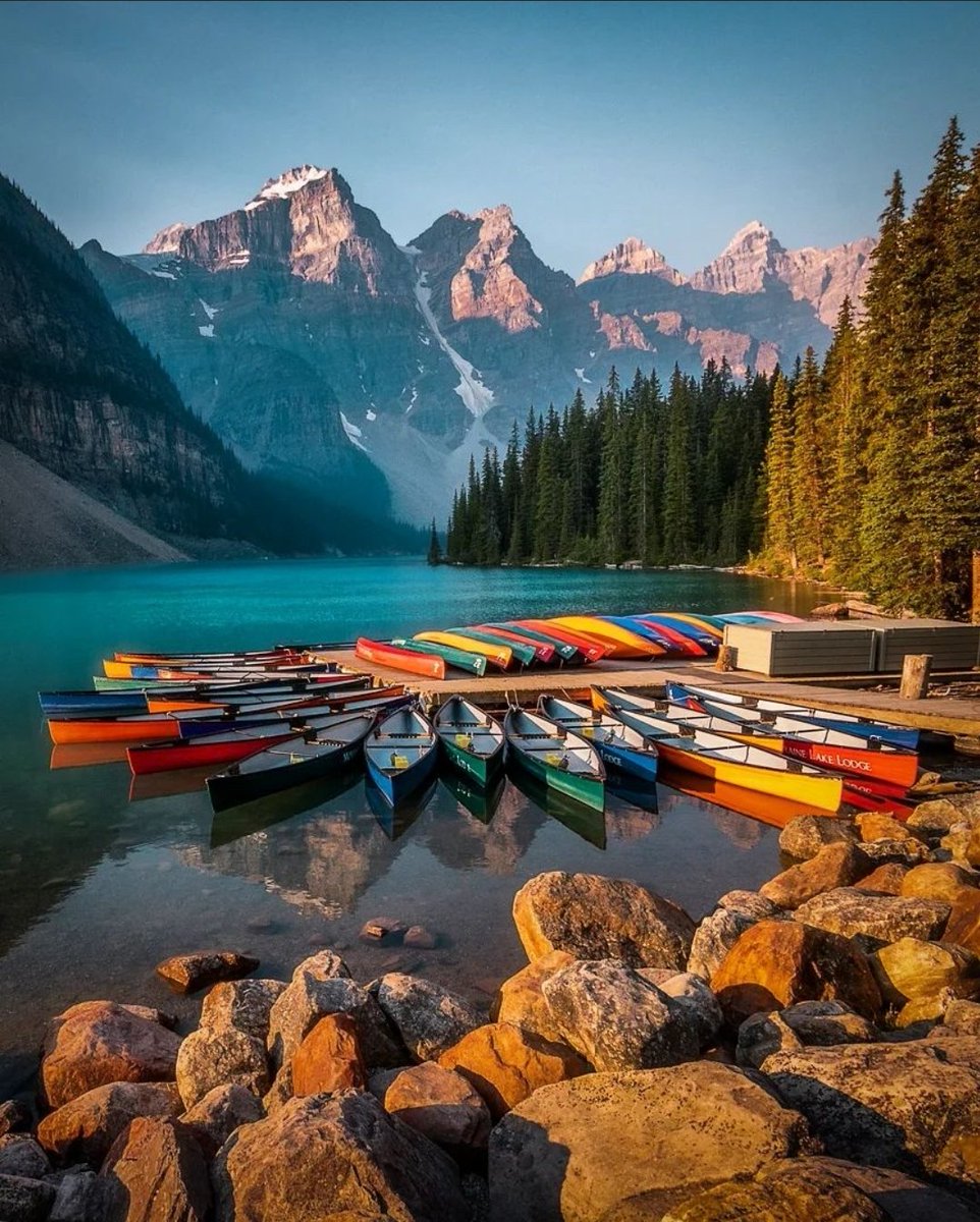 danschyk's tweet photo. Canoe even believe this view? 😍
#morainelake #banff https://t.co/z2RJZRSKAo