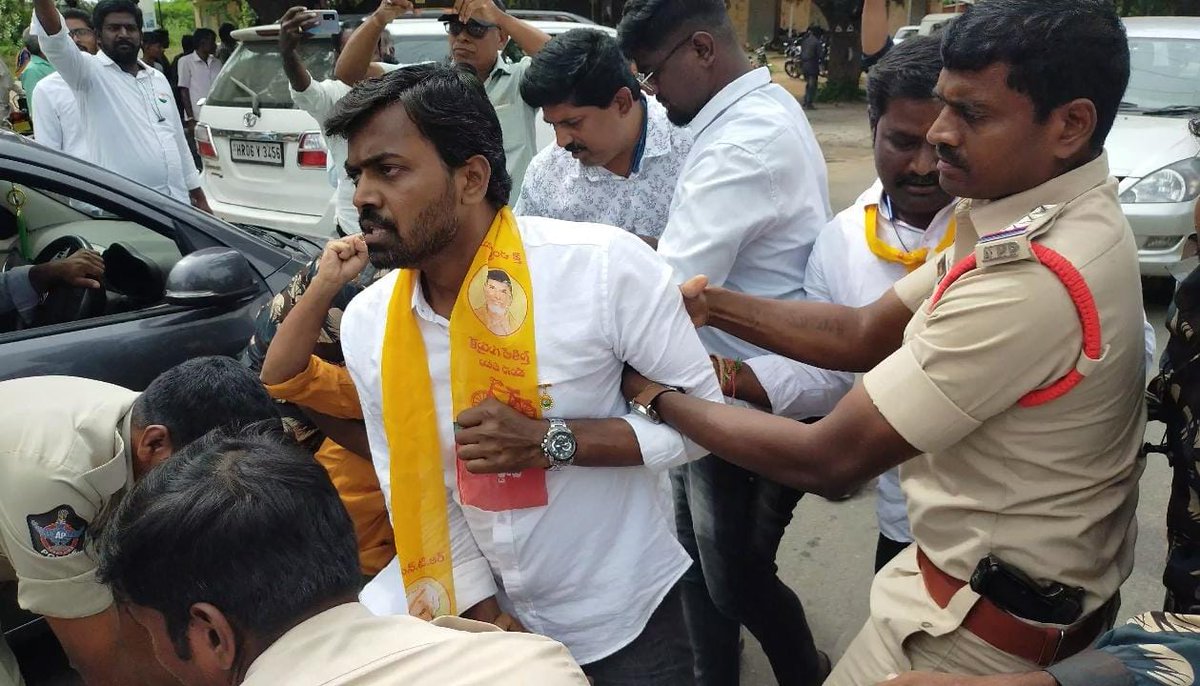 garu_chandra's tweet photo. ఎంపీ గోరంట్ల మాదవ్ గో బ్యాక్ అంటూ నినాదాలు చేస్తూ మాదవ్ కాన్వాయ్ ను అడ్డుకున్న టీడీపీ నాయకులు పోలీసులు జోక్యం చేసుకొని అరెస్ట్ చేసి పోలీస్ స్టేషన్ కి తరలింపు కేసు నమోదు చేసి విడుదల చేసిన పోలీసులు
#NandamuriBalakrishna 
#HindupurMLA 
#TeluguDesamParty 
#NaraLokesh 
#garuchandra https://t.co/9XUpUQ20JV