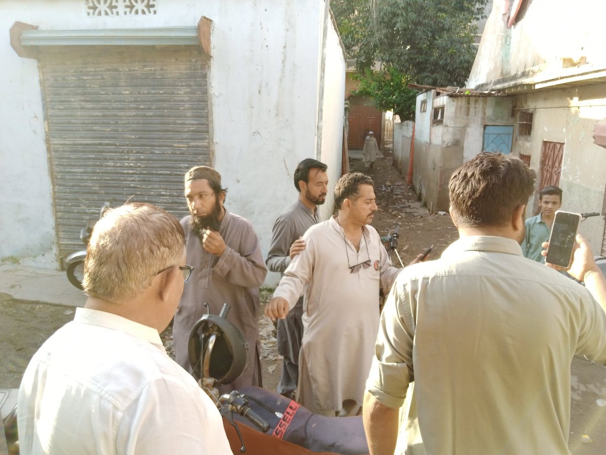 MasoodAbbasi_PP's tweet photo. پاکستان پیپلز پارٹی PS 114 کےجنرل سیکریٹری و امیدوار برائے وائس چئیرمین UC 5 جناب مسعود الرحمٰن عباسی صاحب علاقائی دورے پر جہاں لوگوں سے ان کے مسائل سُنے اور واٹر بورڈ کو احکامات صادر فرماکر کل ان کی نئی لائن ڈلوانے کا وعدہ کیا، انشاءاللہ کل صبح سے کام شروع ہوجائے گا۔
#PS114
#UC5 https://t.co/t2q3S2jUpV