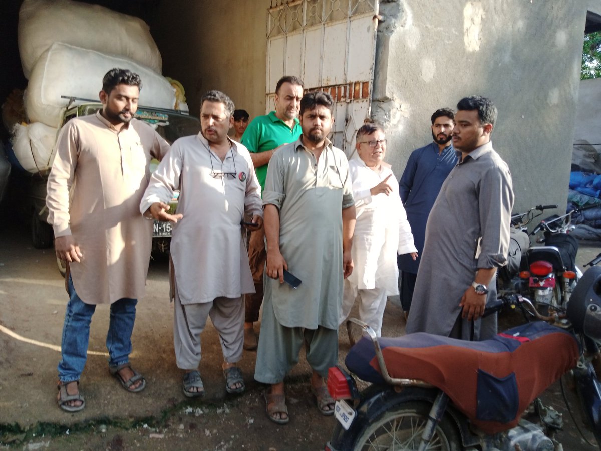 MasoodAbbasi_PP's tweet photo. پاکستان پیپلز پارٹی PS 114 کےجنرل سیکریٹری و امیدوار برائے وائس چئیرمین UC 5 جناب مسعود الرحمٰن عباسی صاحب علاقائی دورے پر جہاں لوگوں سے ان کے مسائل سُنے اور واٹر بورڈ کو احکامات صادر فرماکر کل ان کی نئی لائن ڈلوانے کا وعدہ کیا، انشاءاللہ کل صبح سے کام شروع ہوجائے گا۔
#PS114
#UC5 https://t.co/t2q3S2jUpV