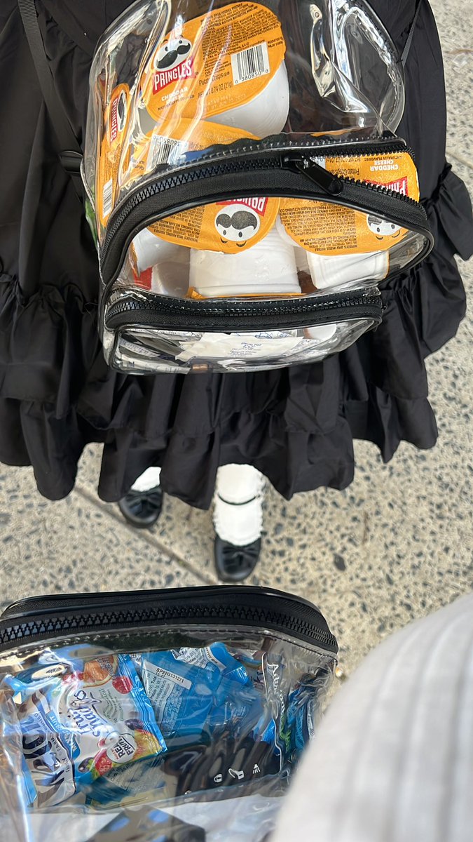 gen4140's tweet photo. #LOONAinReading If anyone wants snacks we have cheese pringles and fruit snacks I’m wearing a green crown https://t.co/ccxwTiSIp4