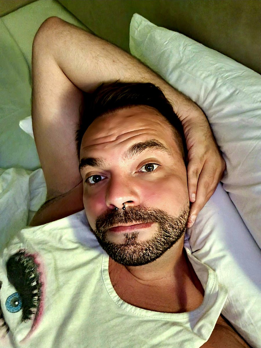 Ben1987sb's tweet photo. Irgendwie sind alle ein wenig platt heute. Daher schon früher auf dem Zimmer und zum Zeitvertreib lassen wir den #Nerd wieder raus. Heut steht eine Runde #narutoshippuden auf dem Plan 🥷.
#gay #tired #teamsasuke #naruto #uzumaki #sasuke #uchiha #anime #konoha https://t.co/fw15aFOkbu