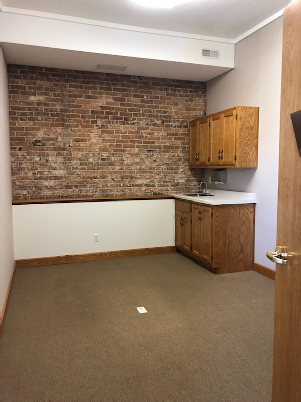 MooreWarnerAg's tweet photo. Office space for rent in beautiful, historic building overlooking downtown Clinton, IL.
Property managed by Moore &amp; Warner Farm Real Estate, LLC - Clinton, IL
Call Hilary Shaw, Managing Broker at 217-935-9799 for details. https://t.co/Qo7SpgGr3w