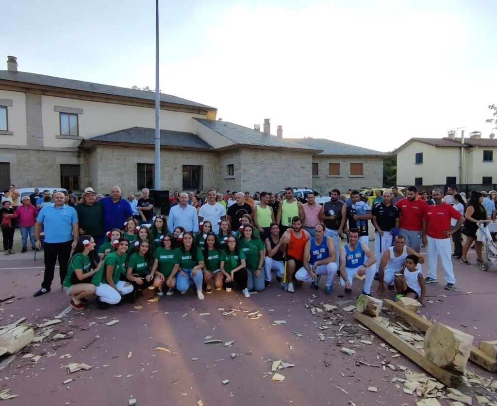 Ayto_ElEspinar's tweet photo. Competición de Corte de Troncos. Ganadores los cortadores de #Valsaín Marcos y Borja.
Manolín y Rubén en segundo lugar, también de Valsaín. Enhorabuena a todos los #cortadores.
#aizkolaris
Org. Club deportivo los gabarreros de #ElEspinar https://t.co/oUXet3jist https://t.co/GKSF7jtw6l