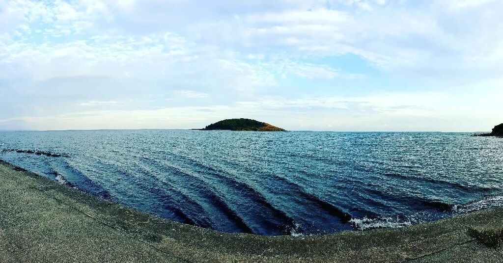 benholtam's tweet photo. You can almost feel the storm coming. 

#Hannafore #hannaforebeach #sea #island #LooeIsland #looebeach #looeseaswimmers #looecornwall #cornwall #looe #seafront #looeseafront #summertime https://t.co/QhdkYs57J9 https://t.co/5o86MZEvSx