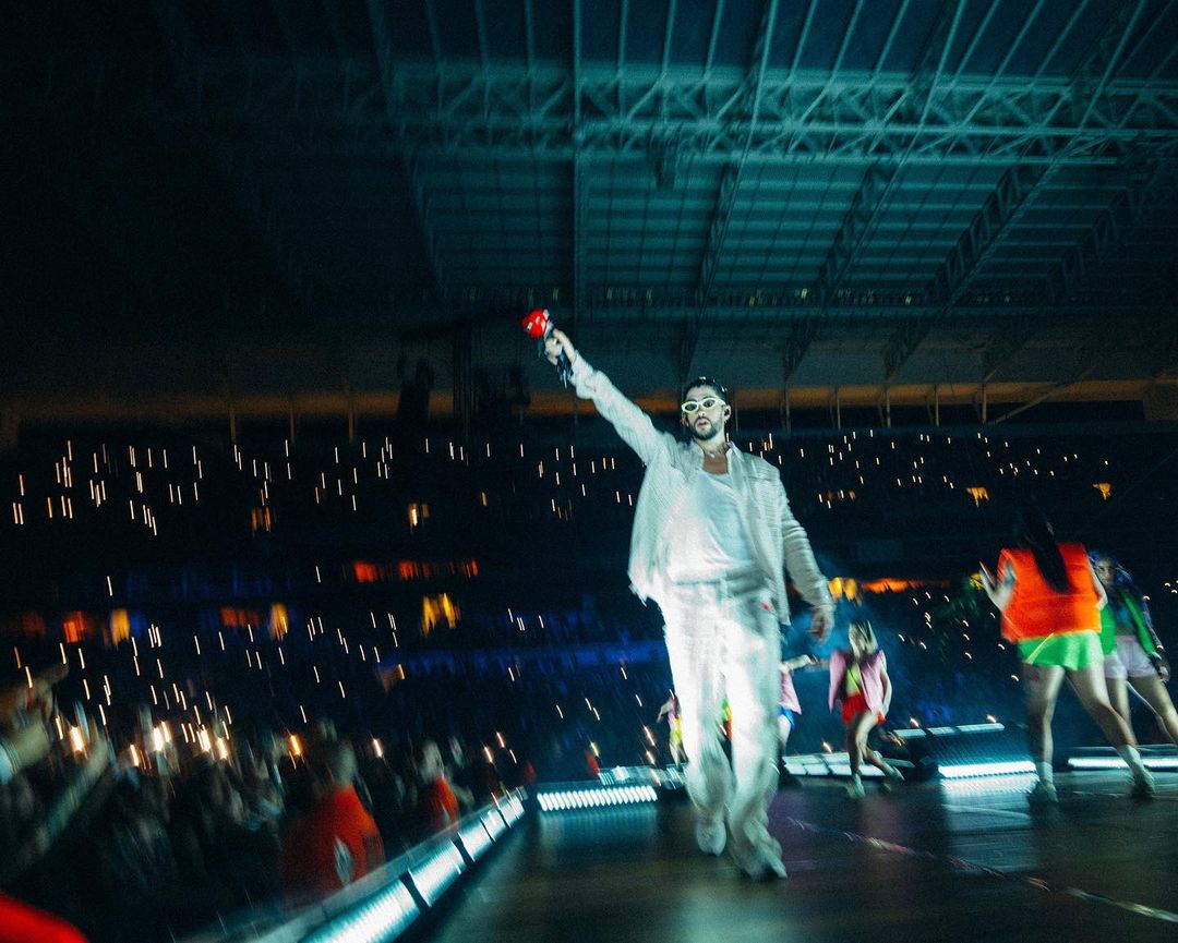 badbunnynetwork's tweet photo. Bad Bunny ahora tiene el record de los conciertos con más ganancias en la HISTORIA de los siguientes estadios! 🏟️
— Hard Rock Stadium (Miami), Camping World Stadium (Orlando) y Truist Park (Atlanta). 

Se especula que promedia alrededor de 10 millones de dólares por espectáculo. https://t.co/8oQmbPtUrM