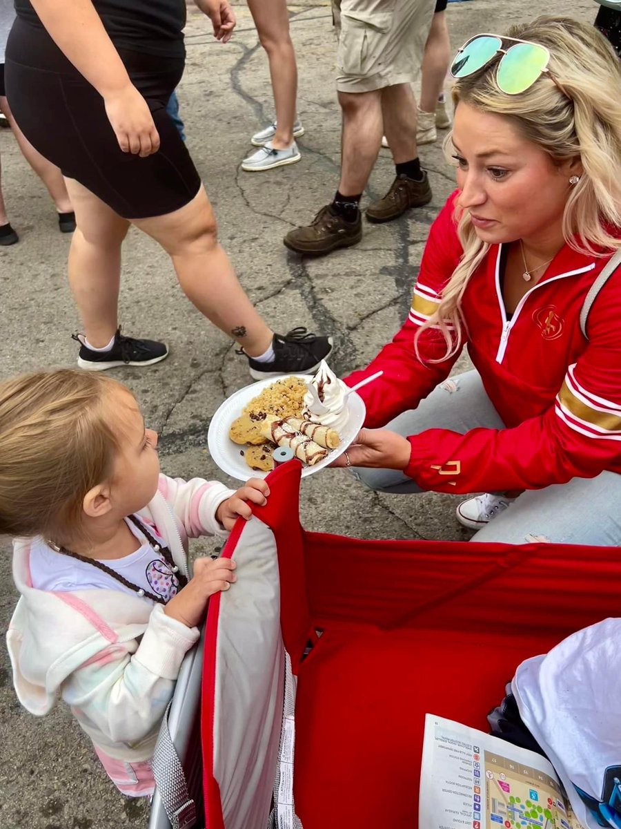 Who put me in charge of getting breakfast at state fair? - this wedding diet is going great 🤷🏼‍♀️ #bestaunt  #deepfriedeverything #cookiedough