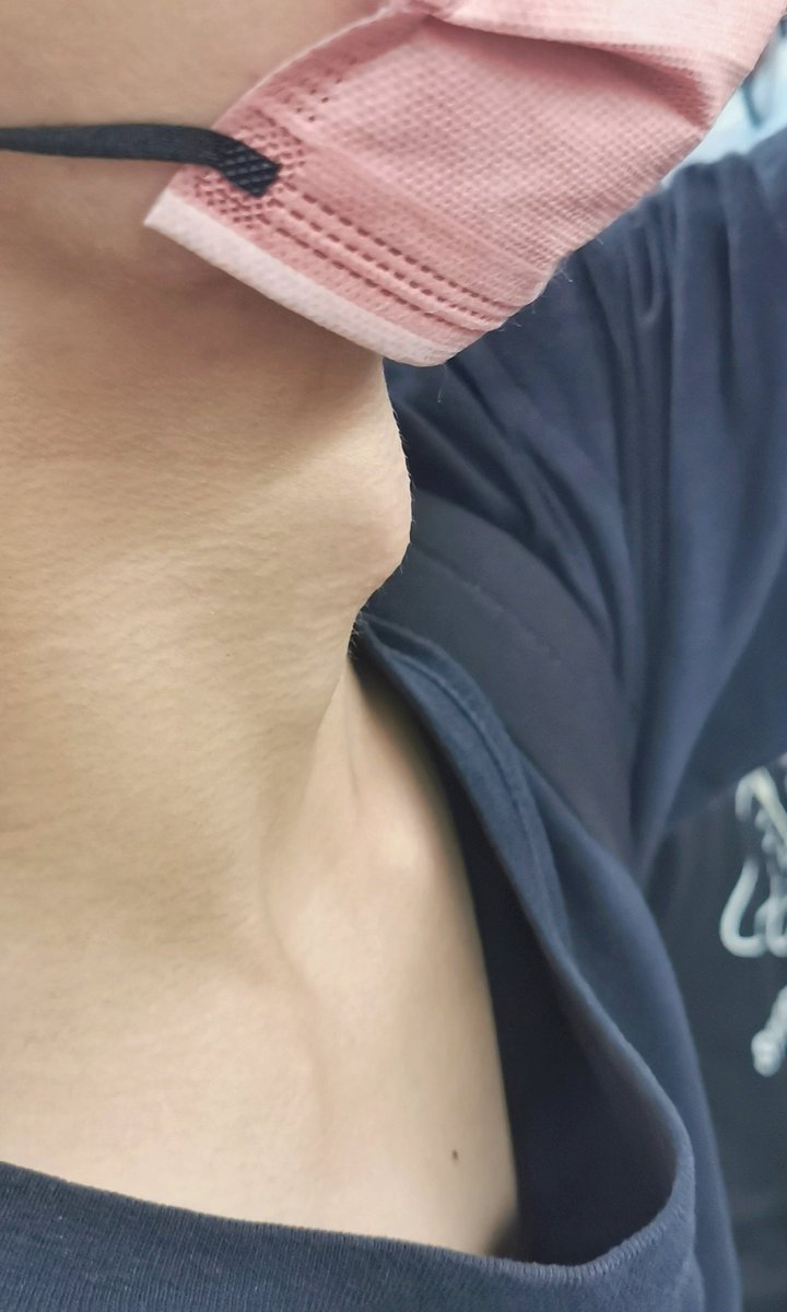 SCNU0729's tweet photo. Many university students have protruding Adam's apple, take this guy for example. https://t.co/13aTCGJrWP