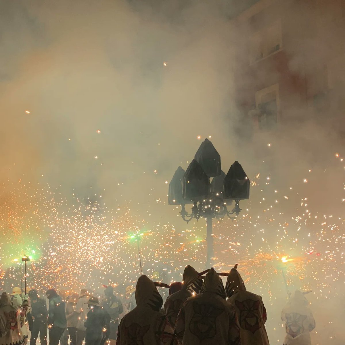 diablesfalset's tweet photo. Resum del Correfoc d'ahir a les Festes Majors de Falset 2022.
Ens ho vam passar genial, i creiem que vosaltres també!
Vam fer-li una petita sorpresa al Jose Luis de la @gelateriadefalset, i va ajudar-nos a realitzar una encesa a la Plaça Vella. https://t.co/kC3n7qcstm
