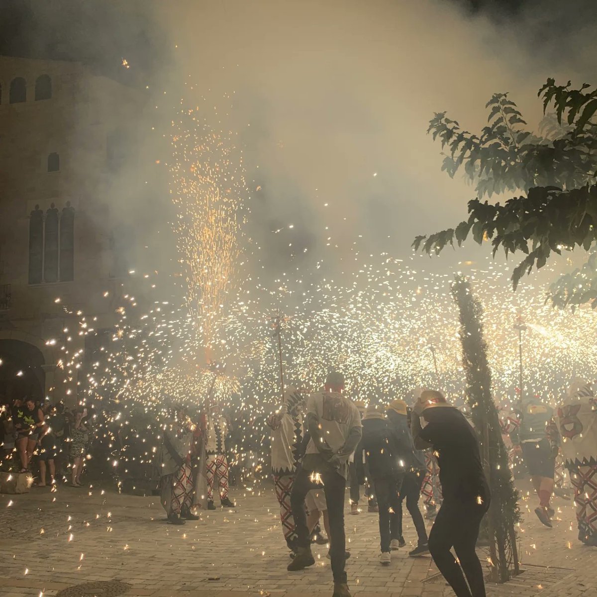 diablesfalset's tweet photo. Resum del Correfoc d'ahir a les Festes Majors de Falset 2022.
Ens ho vam passar genial, i creiem que vosaltres també!
Vam fer-li una petita sorpresa al Jose Luis de la @gelateriadefalset, i va ajudar-nos a realitzar una encesa a la Plaça Vella. https://t.co/kC3n7qcstm