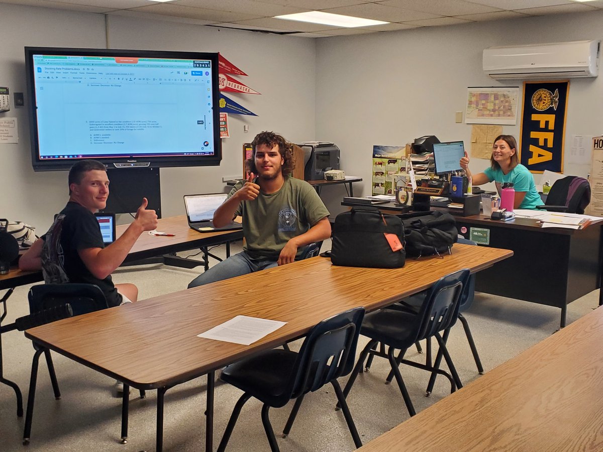 StacyShumakeHen's tweet photo. Journalism staff at work today shaking down some important sources! @ElginPublic @WEPSTheBeak https://t.co/kTag8f43Be