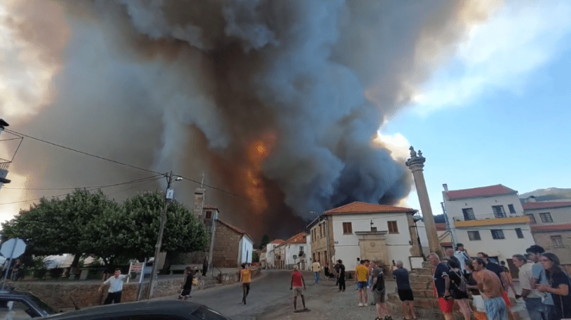 ointerior's tweet photo. Fogo às portas de Valhelhas https://t.co/POX13awfIJ