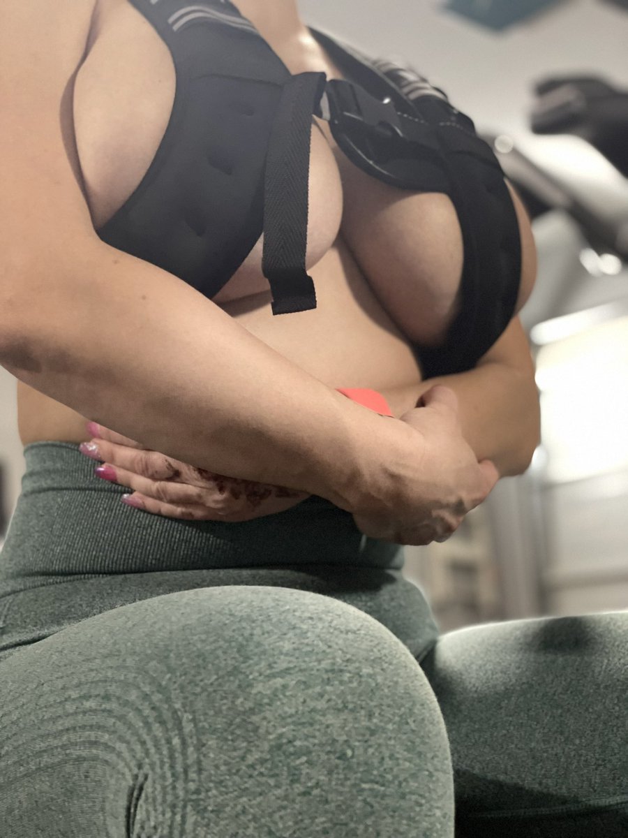 Buff_Barbie83's tweet photo. Come watch the clothes get removed in the gym 🔥 come👀🖕me baby. I love being gym 🍭 hehe #onlyfans #onlyfansbabe #onlyfanspromo #onlyfanspromotions #gymcandy #gymslut #nudeingym https://t.co/huE4rarTsG